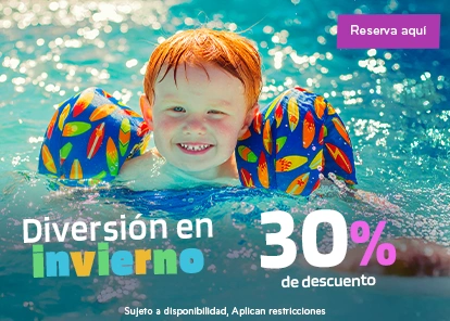 Oferta de vacaciones de Invierno con 30% de descuento y niño pequeño con flotadores en la piscina.