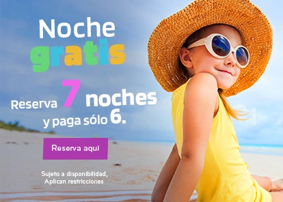 Promoción noche gratis reservando 7 noches y pagando 6 con niña sonriendo en la playa.