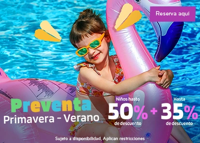 Preventa de vacaciones de Otoño con descuentos para familias y niño nadando bajo el agua.